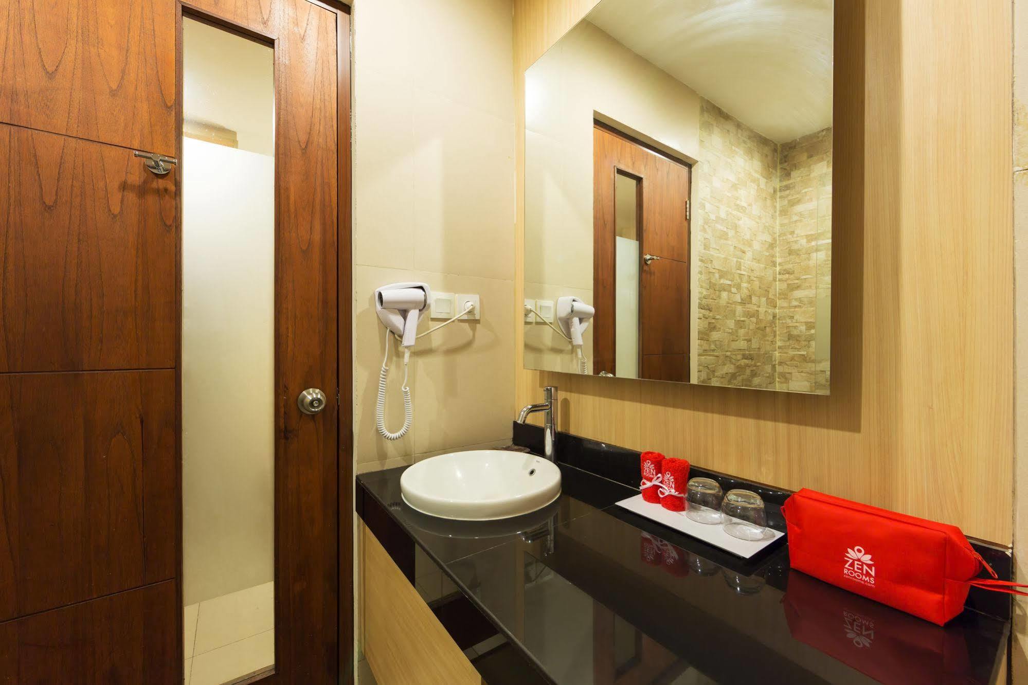 Zen Rooms Kuta Tuban Suites Eksteriør billede